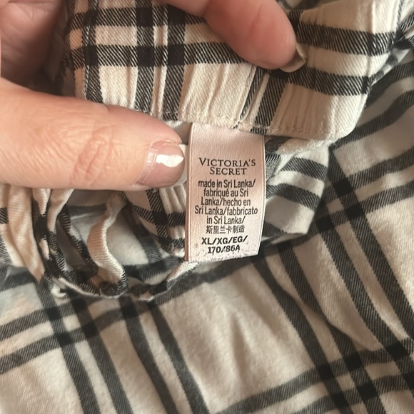 Victoria Secret Pajama Bottoms lot of 4 with new makeup case - Picture 4 of 5